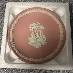 Wedgwood plate- beautiful and mint condition, great collectable!